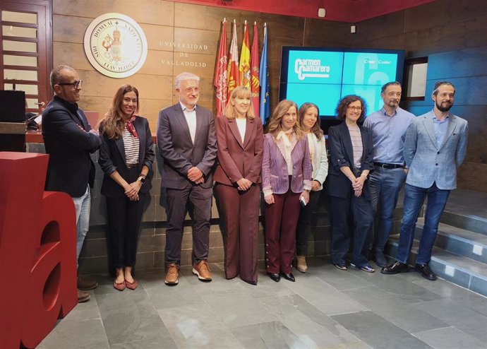 La catedrática Carmen Camarero (cuarta por la izquierda), en la presentación de su candidatura al Rectorado de la Universidad de Valladolid junto a su equipo.