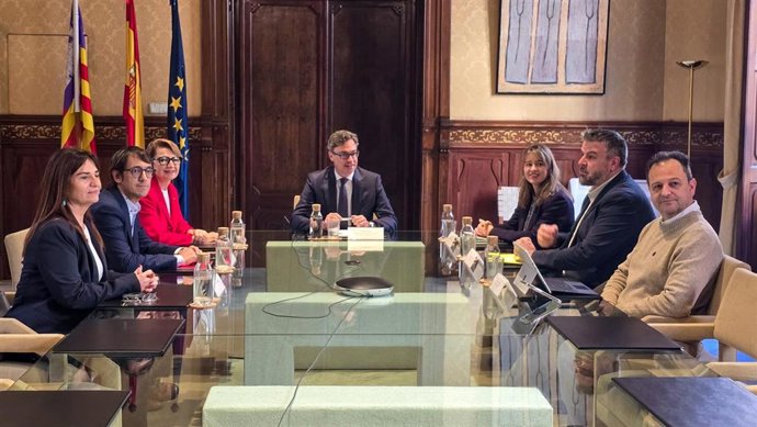 El conseller de Economía, Hacienda e Innovación, Antoni Costa, reunido con los portavoces parlamentarios.