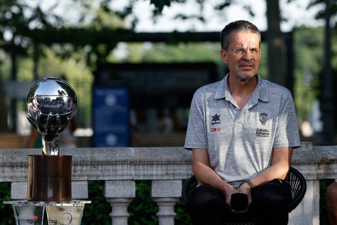 Archivo - Pedro Martinez, head coach of Valencia Basket, attends during the Presentation of the Final Playoff of Liga ACB Endesa 2024-25 at Centro Cultural Casa de Vacas on June 19, 2025 in Madrid, Spain.
