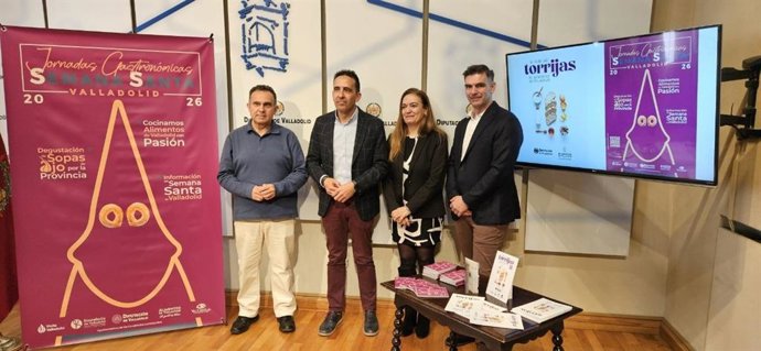 El diputado provincial del Servicio de Promoción Agroalimentaria y Consumo, Moisés Santana, presenta la guía de las Torrijas de Alimentos de Valladolid y la guía de Jornadas Gastronómicas de Semana Santa de Valladolid junto a la Asociación de Hostelería