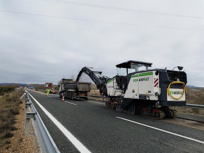 Obras de emergencia de rehabilitación del firme en la A-67 en Palencia, dañado tras las borrascas.