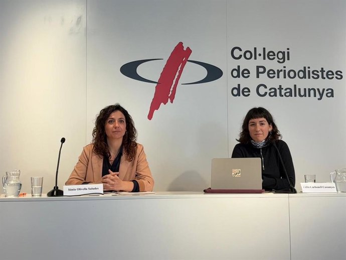 La coordinadora de litigis d'Irídia, Sònia Olivella, i l'especialista en Pegasus d'Irídia, Cèlia Carbonell, durant la roda de premsa