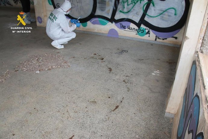 Un guardia civil en el lugar donde se encontró el cuerpo