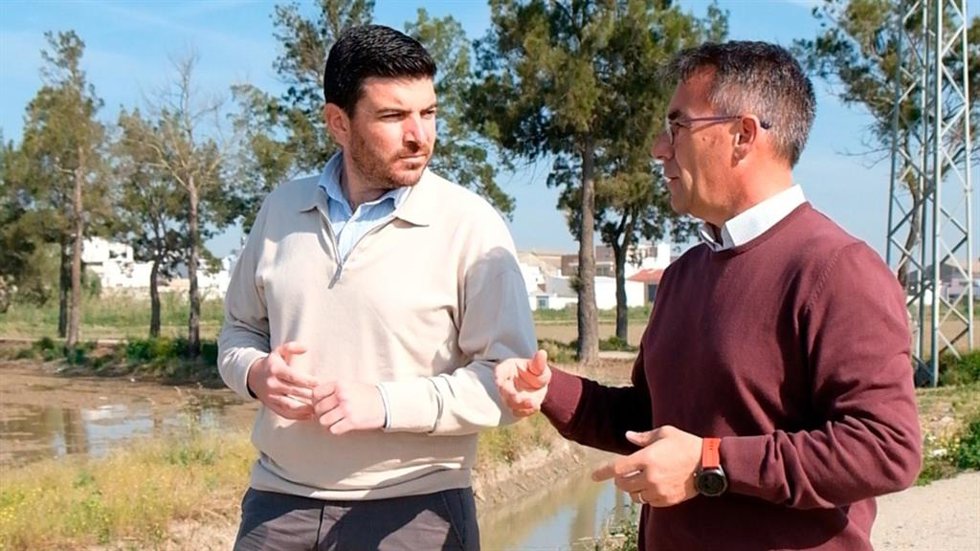 El secretario de Agricultura y Ganadería del PSOE de Sevilla, Gabriel Santos, junto al alcalde de Isla Mayor (Sevilla), Juan Molero.