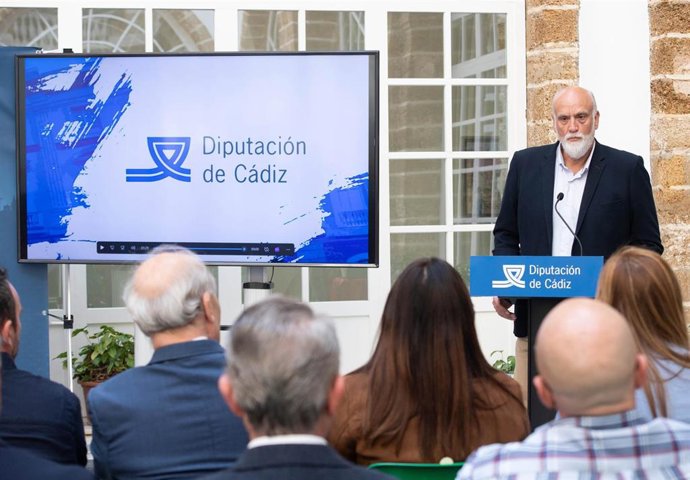 El responsable de Deportes de la Diputación de Cádiz, Javier Vidal, en un encuentro con representantes de las federaciones de entidades deportivas con las que la Diputación desarrolla estas iniciativas.