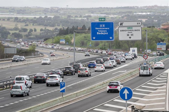 Archivo - Tráfico en la autovía A-5 a su paso entre Móstoles y Arroyomolinos durante la segunda fase de la operación salida por Semana Santa, a 27 de marzo de 2024, en Madrid (España). La Dirección General de Tráfico (DGT) puso en marcha la operación sali