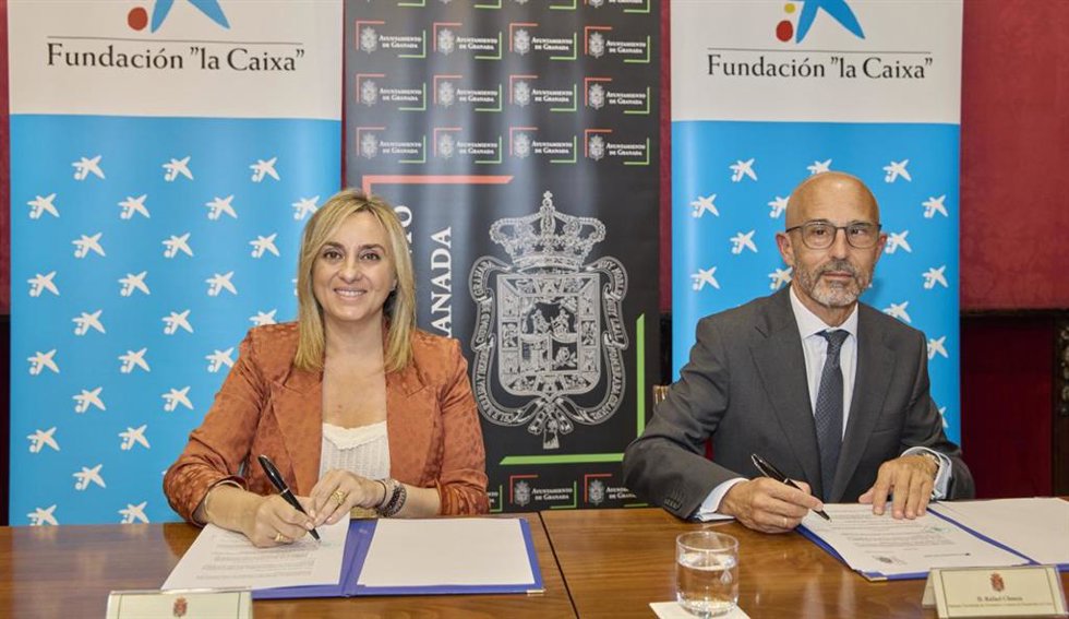 Archivo - La alcaldesa de Granada, Marifrán Carazo, y el director corporativo de Territorio y Centros de la Fundación ”la Caixa”, Rafael Chueca, en la firma de un convenio cultural. (Imagen de archivo)