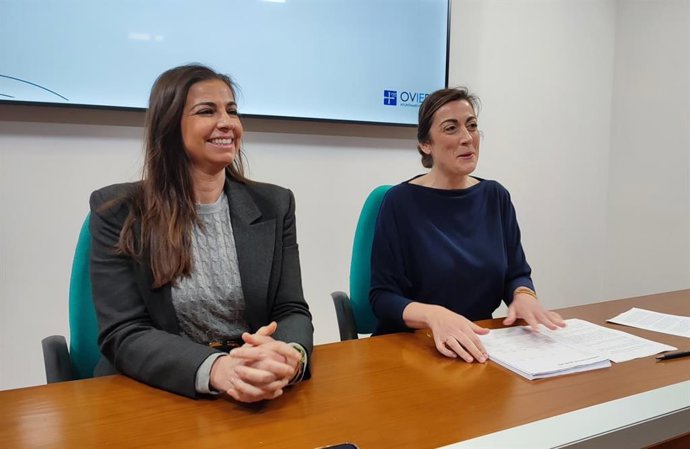 La portavoz de Vox en el Ayuntamiento de Oviedo, Sonsoles Peralta, y la concejala Alejandra González, en rueda de prensa.