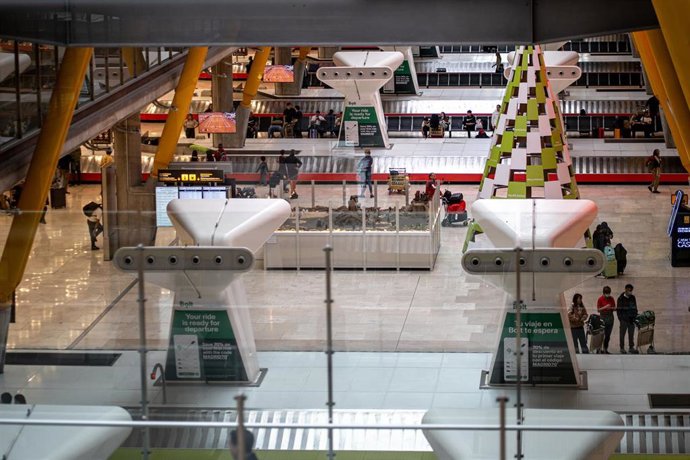 Archivo - Una de las acusadas fue detenida 'in fraganti' en el Aeropuerto Adolfo Suárez de Madrid 