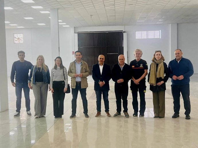 El diputado de Servicios Públicos Supramunicipales y vicepresidente del Consorcio Provincial de Bomberos, Gonzalo Domínguez, visita el parque de bomberos de Sanlúcar la Mayor de Sevilla.