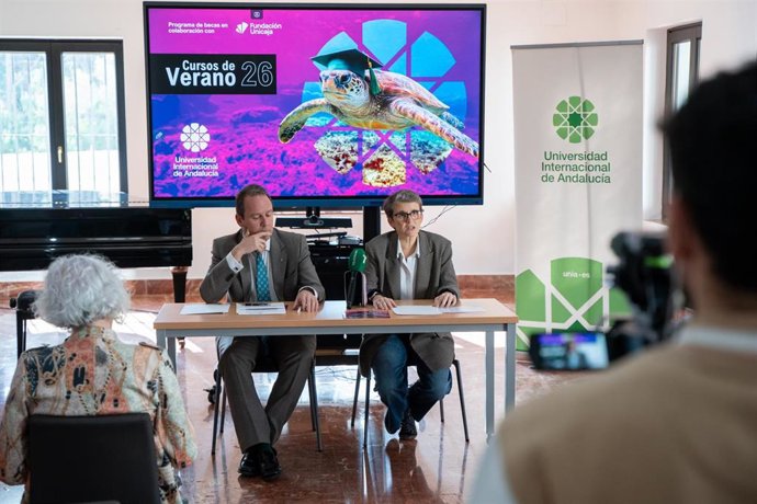El rector de la UNIA, José Ignacio García, y la directora de la sede de La Rábida, María de la O Barroso, durante la presentación de los Cursos de Verano.