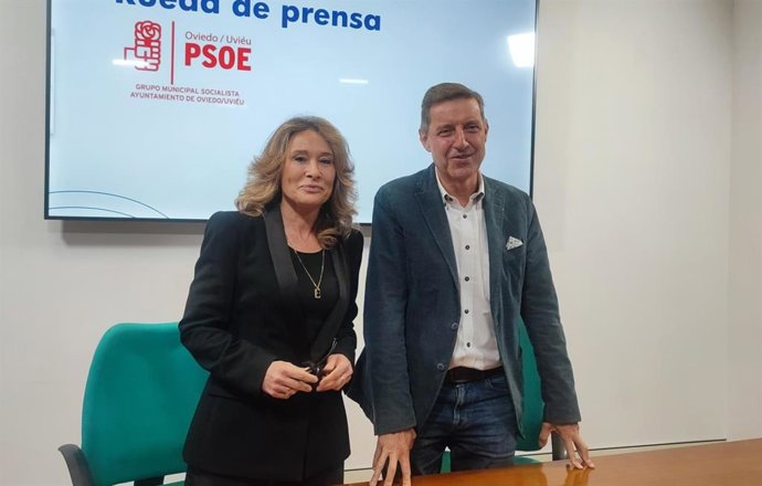 El portavoz del PSOE en el Ayuntamiento de Oviedo, Carlos Fernández Llaneza, y la concejala Sonia Fidalgo, en rueda de prensa.
