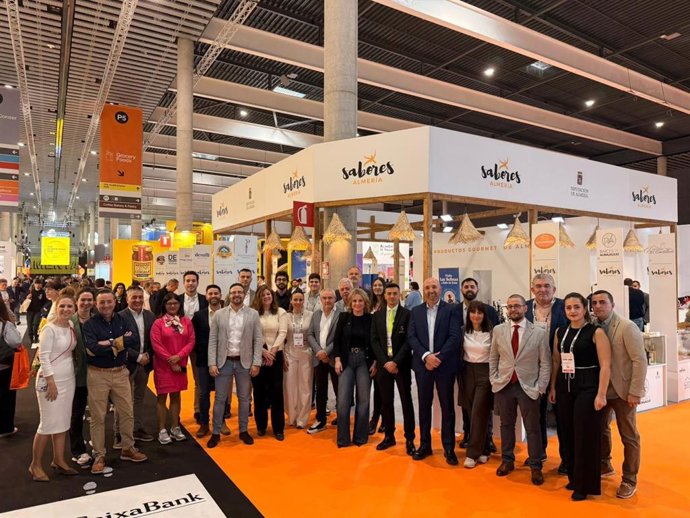 Foto de familia de las empresas participantes en el expositor de 'Sabores Almería' durante la celebración de 'Alimentaria' en Barcelona.