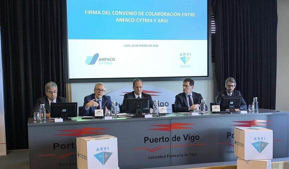Representantes de ARVI, de Anfaco y del Puerto de Vigo, en el acto en el que han dado a conocer una declaración institucional para reclamar medidas que mitiguen el impacto de la guerra en Oriente Medio.