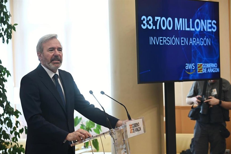 El presidente en funciones del Gobierno de Aragón, Jorge Azcón, durante una rueda de prensa, en el Edificio Pignatelli.
