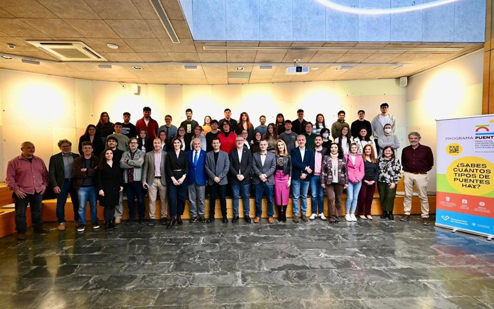 Foto de familia de la sexta edición del programa 'Puentes', impulsada por la Diputación de Granada y la Universidad de Granada.