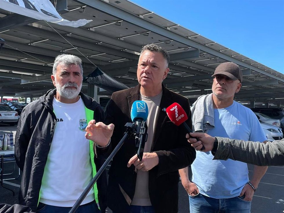 El candidato de Podemos Andalucía a la Presidencia de la Junta, Juan Antonio Delgado, este miércoles en San Fernando (Cádiz) en apoyo a trabajadores del metal por un veto laboral.