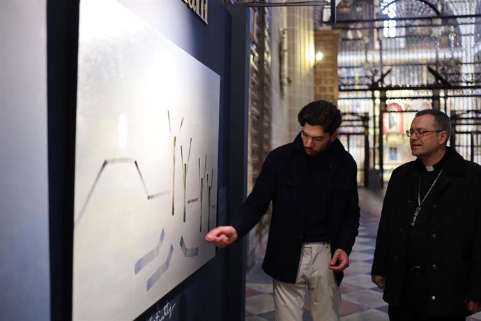 El artista Gustavo Fuentetaja contempla la obra con el obispo, Monseñor Jesús Vidal.