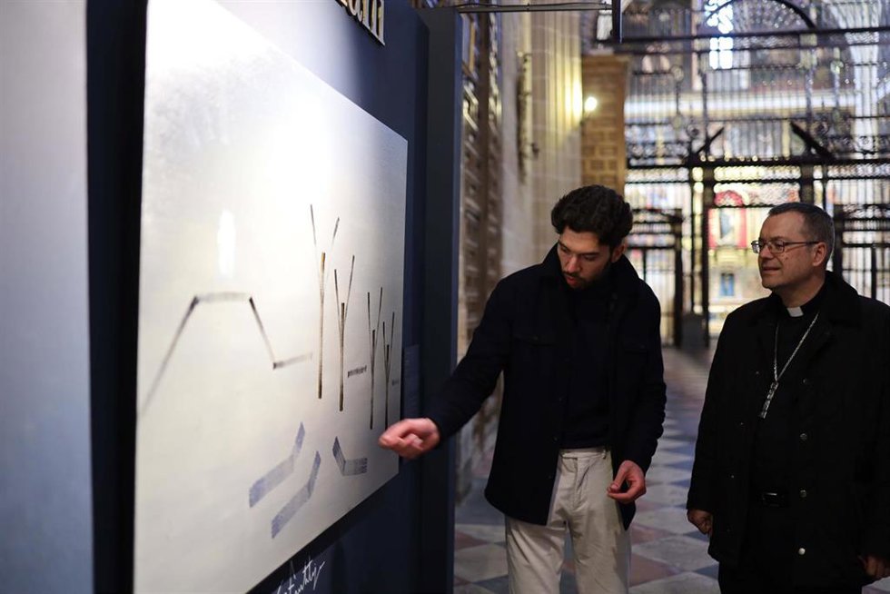 El artista Gustavo Fuentetaja contempla la obra con el obispo, Monseñor Jesús Vidal.