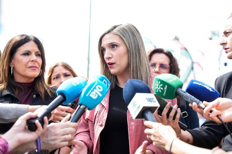 La vicesecretaria general del PSOE-A, María Márquez, atiende a los medios al asistir a una concentración del sector de escuelas infantiles ante el Parlamento andaluz.