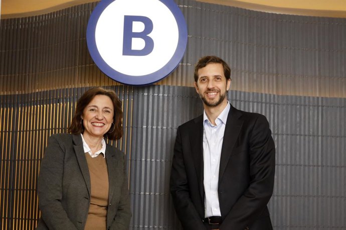La directora general de Barcelona Global, Mercè Conesa, i el director general per a Espanya i Portugal d'Uber, Felipe Fernández de Aramburu