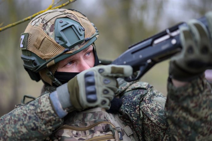 Un militar de l'Exèrcit de Rússia en la província ucraïnesa de Jersón, parcialment ocupada en el marc de la invasió deslligada al febrer del 2022 (arxiu)