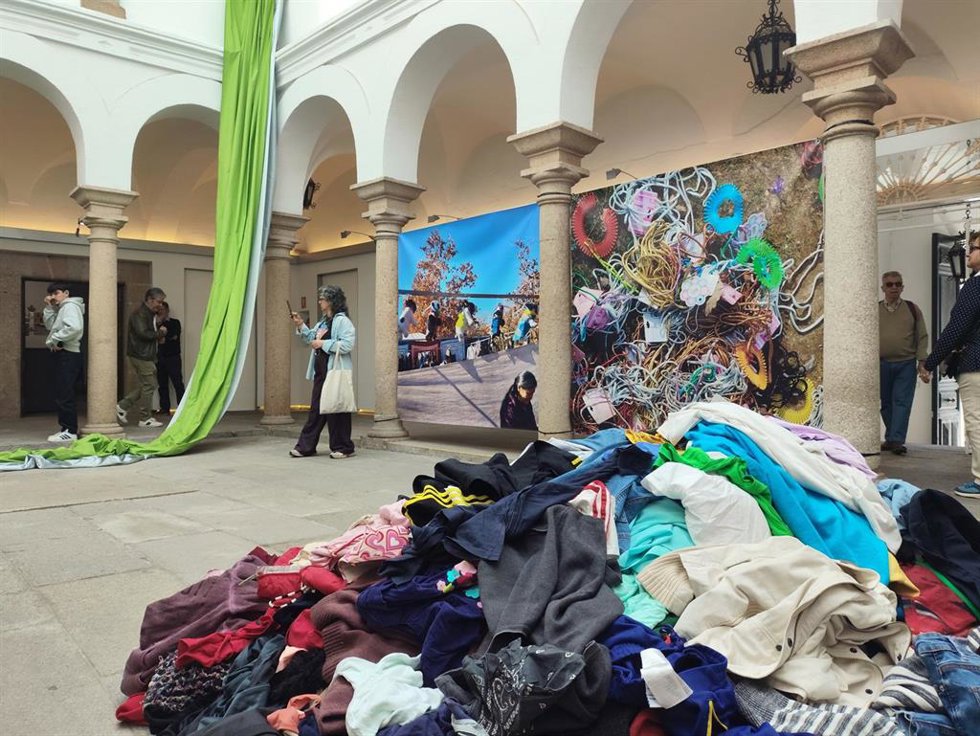 Instalación de la muestra 'Arkeología de la moda', de Carmen Palop, en el Claustro de Santa Clara en Mérida.
