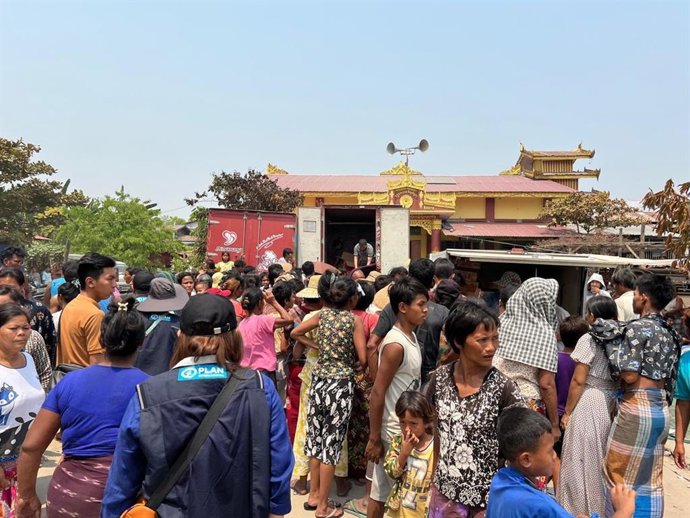 Archivo - Imagen de archivo de un grupo de birmanos esperando para recibir ayuda tras el terremoto de marzo.