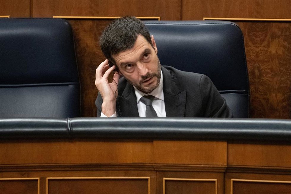 Archivo - El ministro de Consumo, Pablo Bustinduy, durante una sesión plenaria en el Congreso, a 11 de diciembre de 2025, en Madrid (España). 