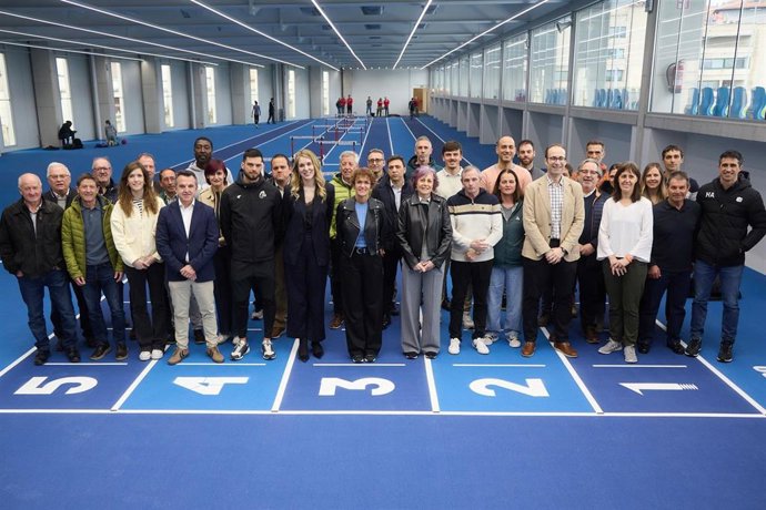 Foto de familia de la visita de la presidenta María Chivite al nuevo módulo cubierto de atletismo en el Centro de Tecnificación Deportiva Estadio Larrabide.
