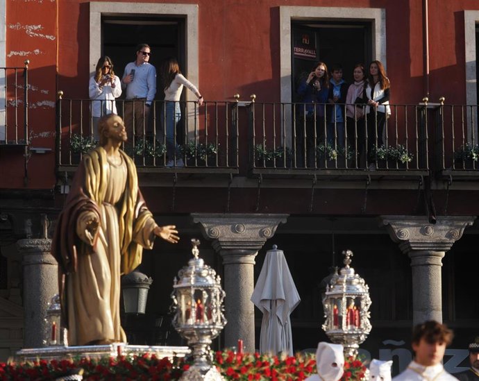 Archivo - Varias personas ven desde los balcones el paso de Jesús de la Esperanza durante la procesión General de la Sagrada Pasión del Redentor, a 7 de abril de 2023, en Valladolid.
