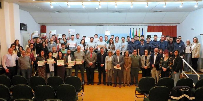 Entrega los diplomas a los alumnos de 'Alta Frecuencia' y 'El Romeral' en Islantilla (Huelva)
