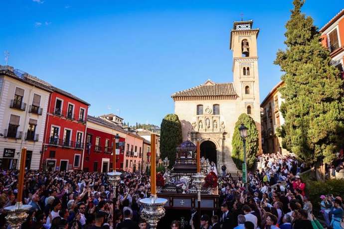 Archivo - Imagen de archivo de la Procesión del Santo Entierro el Viernes Santo en la ciudad de Granada
