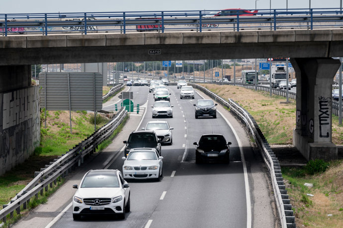 Varios coches circulan en una carretera en España.