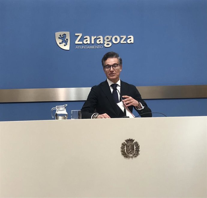 Archivo - El consejero municipal de Urbanismo y portavoz del Gobierno de Zaragoza, Víctor Serrano,
