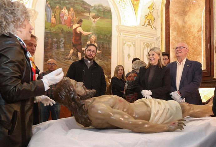 El Cristo Yacente de Paiporta dañado por la dana regresa restaurado como símbolo de "recuperación emocional"