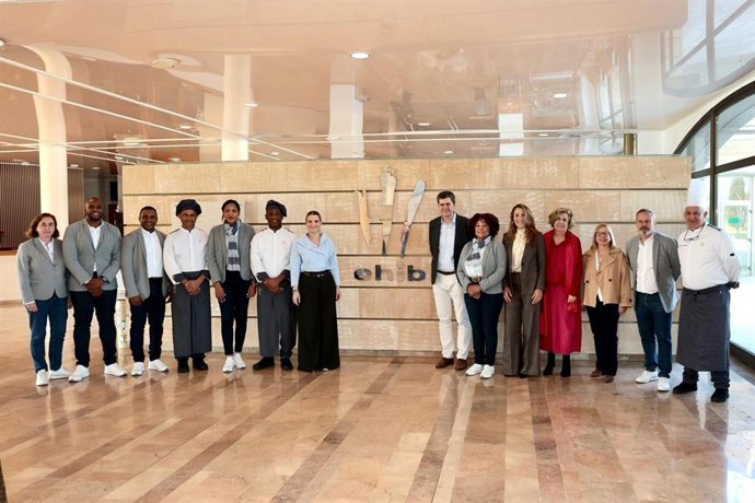 La presidenta del Govern, Marga Prohens, con la delegación de profesores de Infotep