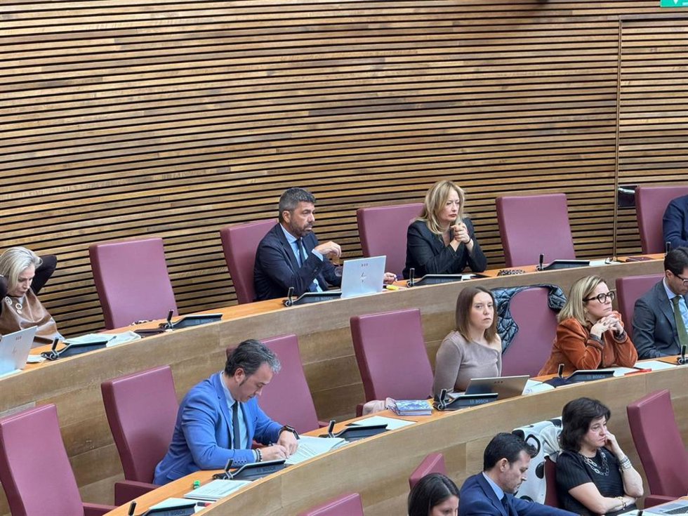 Mazón sentado este miércoles en su escaño en la última fila de Les Corts