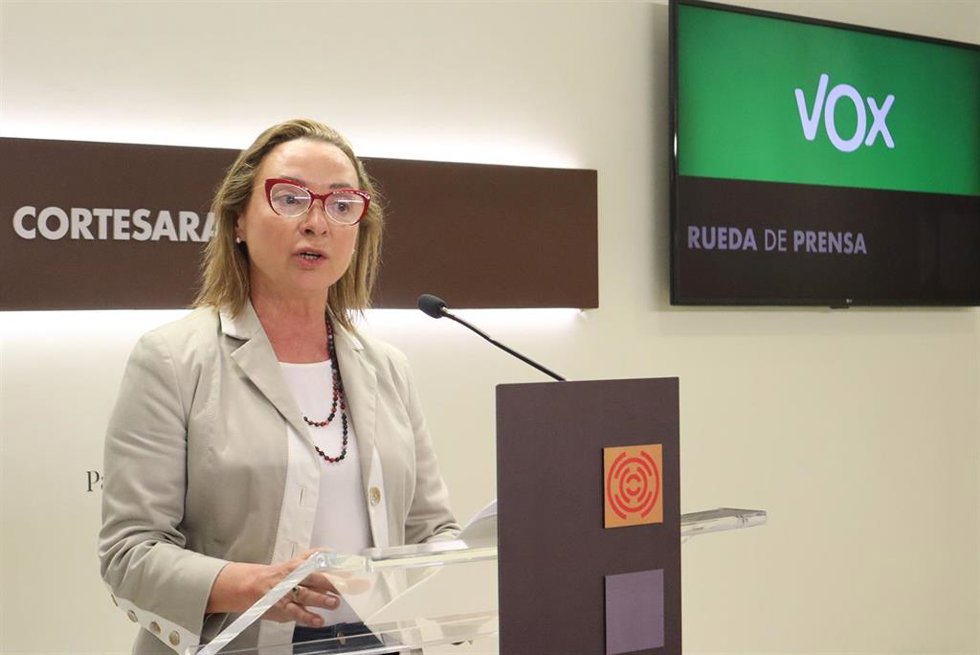 La portavoz adjunta de Vox en las Cortes de Aragón, Carmen Rouco, en una rueda de prensa.