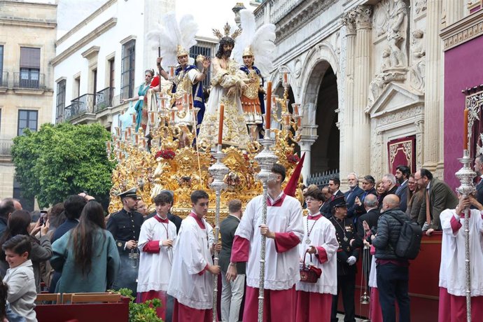 Archivo - Una hermandad de la Semana Santa de Jerez a su paso por la Carrera Oficial en abril de 2025. ARCHIVO.