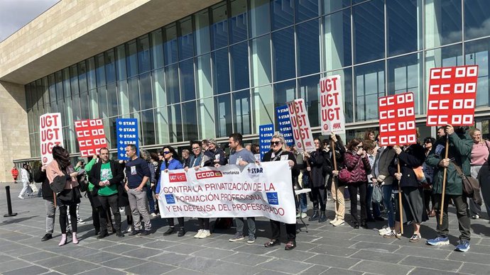 UGT, CC.OO y STAR piden en la Feria de FP inversión en las aulas taller y apuesta por la educación pública Concentración frente a la Feria de FP