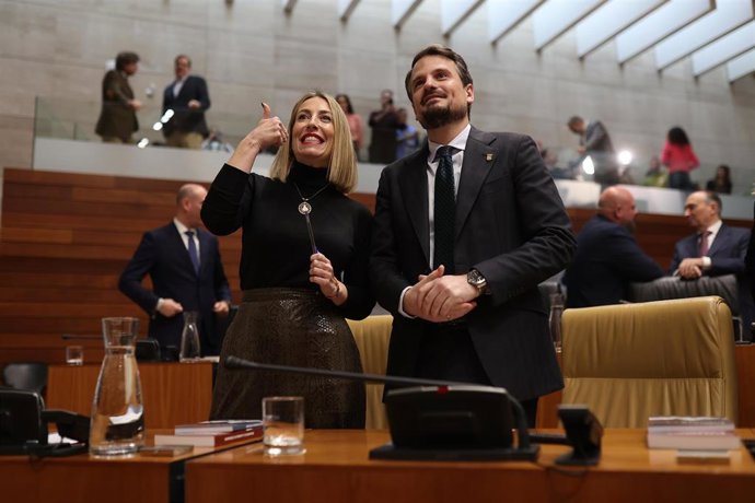 Archivo - La presidenta en funciones de Extremadura, María Guardiola (i) junto al secretario general del PP en Extremadura, Abel Bautista (d), durante la sesión constitutiva de la XII Legislatura de la Asamblea de Extremadura, a 20 de enero de 2026, en Mé