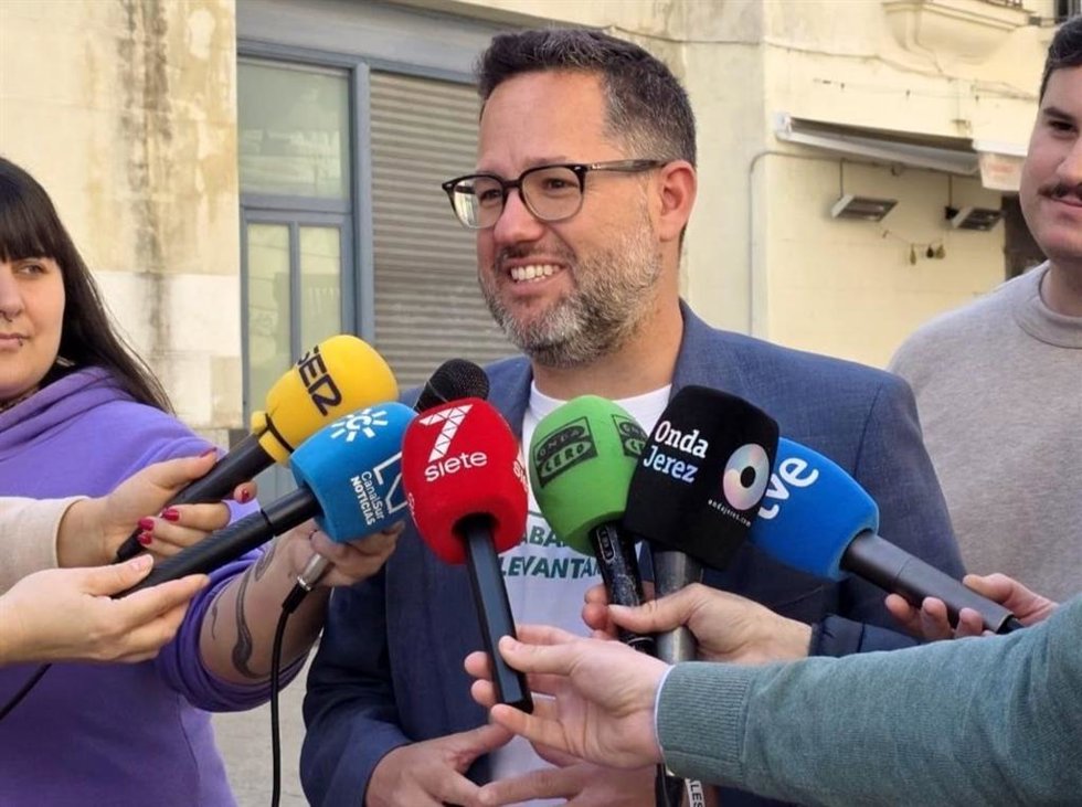 El candidato de Adelante Andalucía a la Presidencia de la Junta, José Ignacio García, este miércoles en declaraciones a los medios en Jerez de la Frontera (Cádiz).