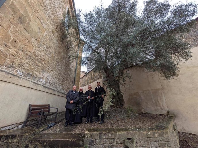 Manuel Carrera-Diputado Mayor de Gobierno-, El deán, Benito, Benigno Maujo -Hermano Mayor- e Iván Rodríguez-Zapico Colunga , Consiliario I de la Hermandad de los Estudiantes de Oviedo.