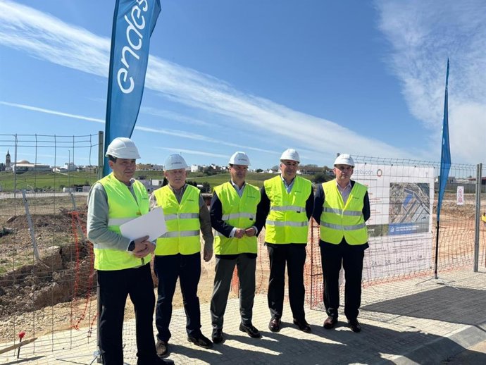 El delegado territorial de Economía, Hacienda, Fondos Europeos y de Industria, Energía y Minas en Sevilla y el alcalde de La Puebla de Cazalla acompañados por los responsables de Endesa