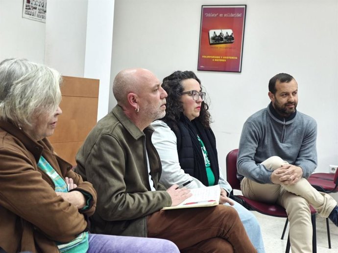 El candidato de Por Andalucía por la provincia de Málaga a las próximas elecciones andaluzas, Ernesto Alba, y la concejala de Izquierda Unida en el Ayuntamiento de Ronda (Málaga), Fran Sancho.