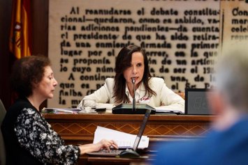 La presidenta del Redeia, Beatriz Corredor (i), comparece ante la Comisión de Investigación sobre el apagón, a 25 de marzo de 2026, en Madrid (España). 