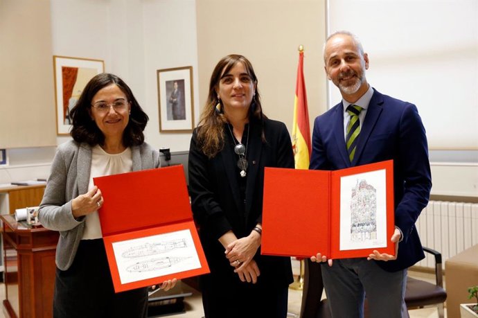 La rectora de la UC, Conchi López, la consejera de Investigación y Universidades de la Generalitat de Cataluña, Núria Montserrat Pulido, y el consejero de Universidades, Sergio Silva