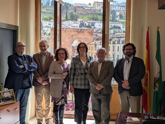 La delegada territorial de Desarrollo Educativo y FP de la Junta en Granada, María José Martín, ha mantenido una reunión con el equipo responsable de los festivales Festikids y Granada 2031 Unicaja Festival Fusión
