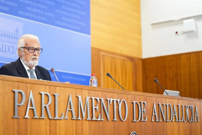 El Defensor del Pueblo Andaluz en funciones, Jesús Maeztu, ofrece una rueda de prensa para presentar el Informe Anual de la Institución correspondiente a 2025. A 25 de marzo de 2026 en Sevilla (Andalucía, España).  